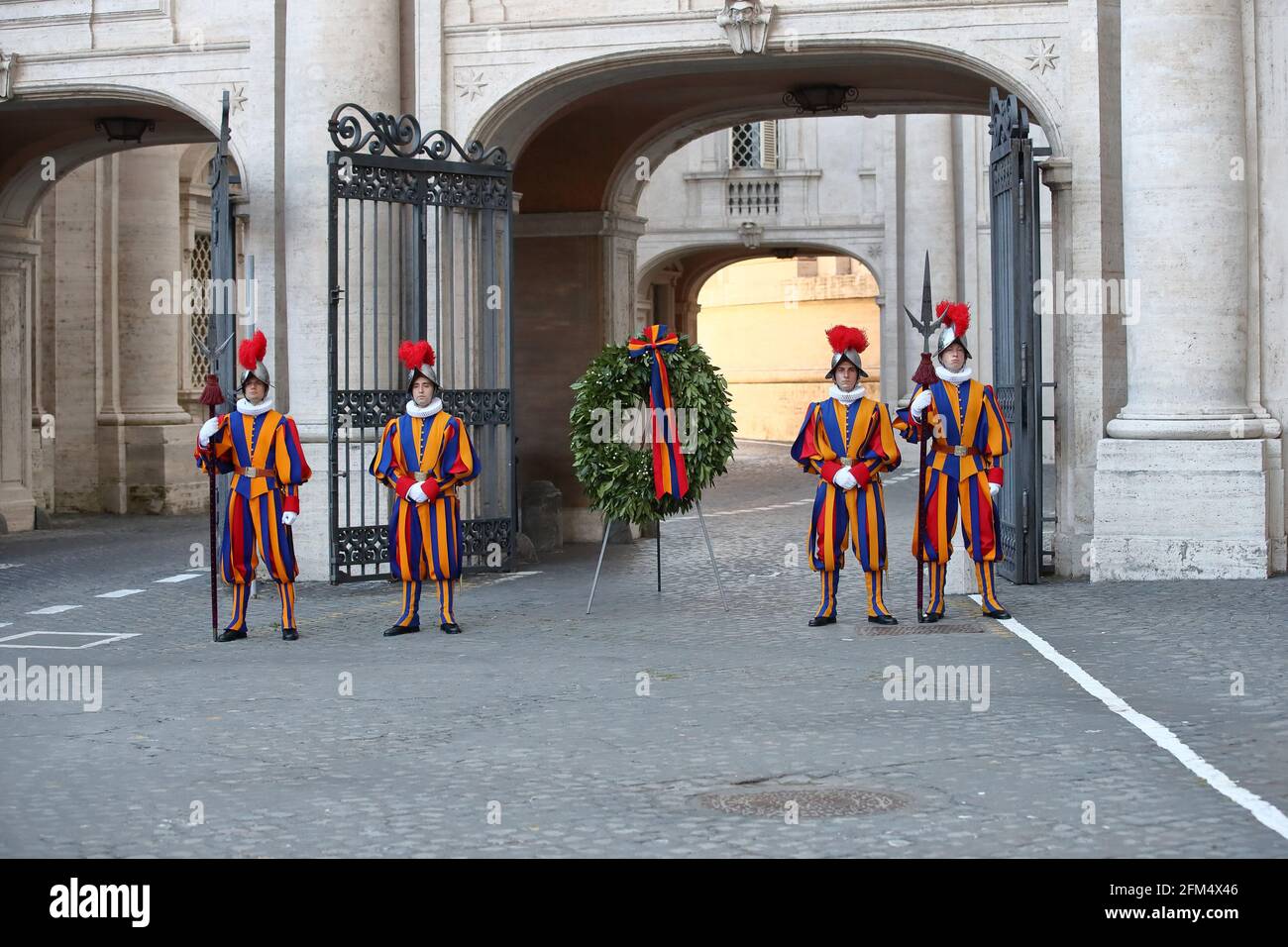 Roma, Italia. 05 maggio 2021. 5 maggio 2021 : Guardia Svizzera Papale durante la deposizione della corona in onore dei caduti del 6 maggio 1527 con il conferimento degli onori nella 'Piazza dei Protomartiri Romani' di Monsignor Peña Parra in Vaticano Credit: Independent Photo Agency/Alamy Live News Foto Stock