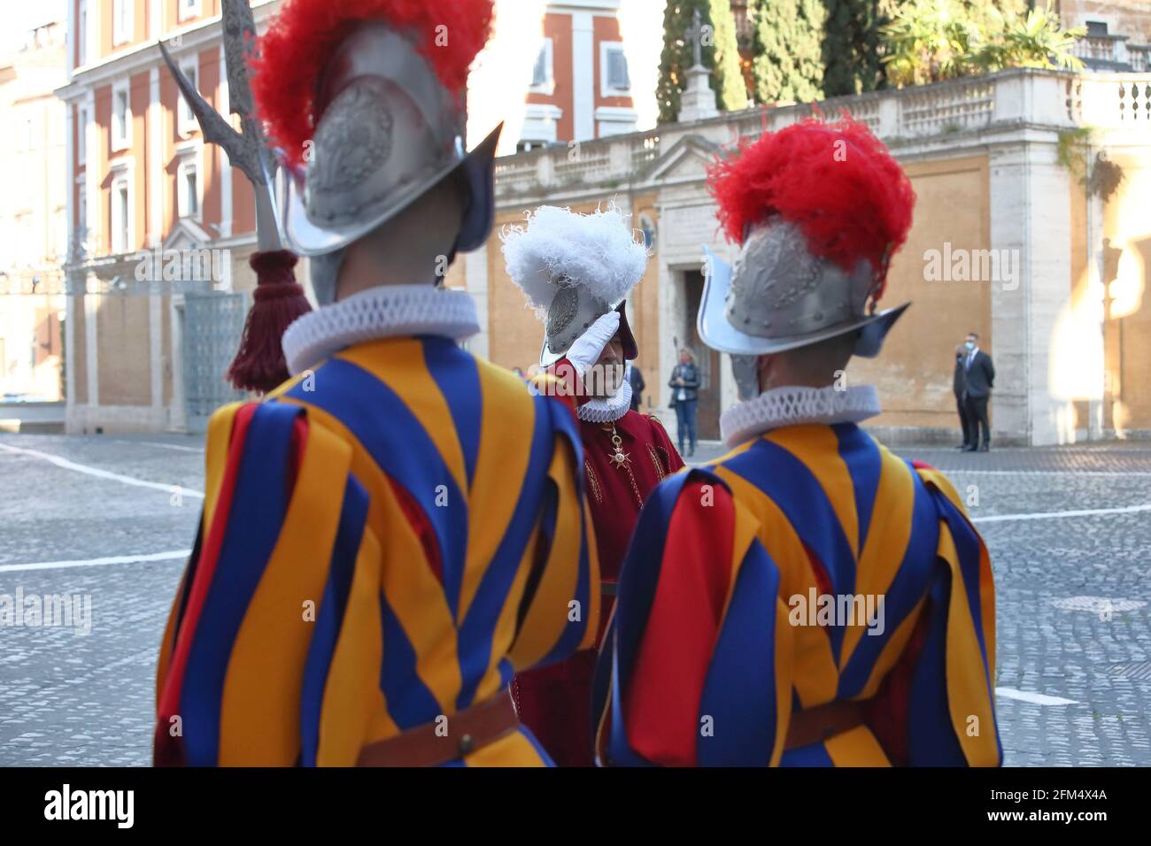 Roma, Italia. 05 maggio 2021. 5 maggio 2021 : Guardia Svizzera Papale durante la deposizione della corona in onore dei caduti del 6 maggio 1527 con il conferimento degli onori nella 'Piazza dei Protomartiri Romani' di Monsignor Peña Parra in Vaticano Credit: Independent Photo Agency/Alamy Live News Foto Stock