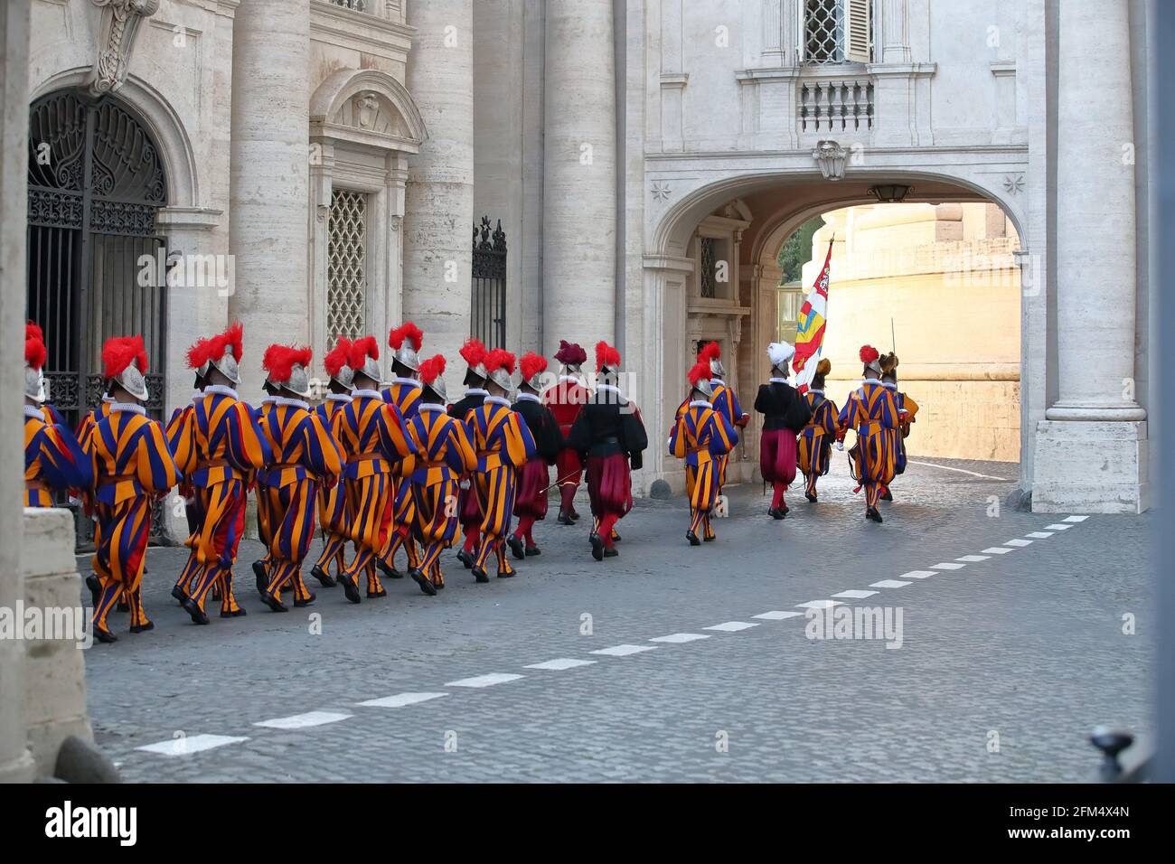 Roma, Italia. 05 maggio 2021. 5 maggio 2021 : Guardia Svizzera Papale durante la deposizione della corona in onore dei caduti del 6 maggio 1527 con il conferimento degli onori nella 'Piazza dei Protomartiri Romani' di Monsignor Peña Parra in Vaticano Credit: Independent Photo Agency/Alamy Live News Foto Stock