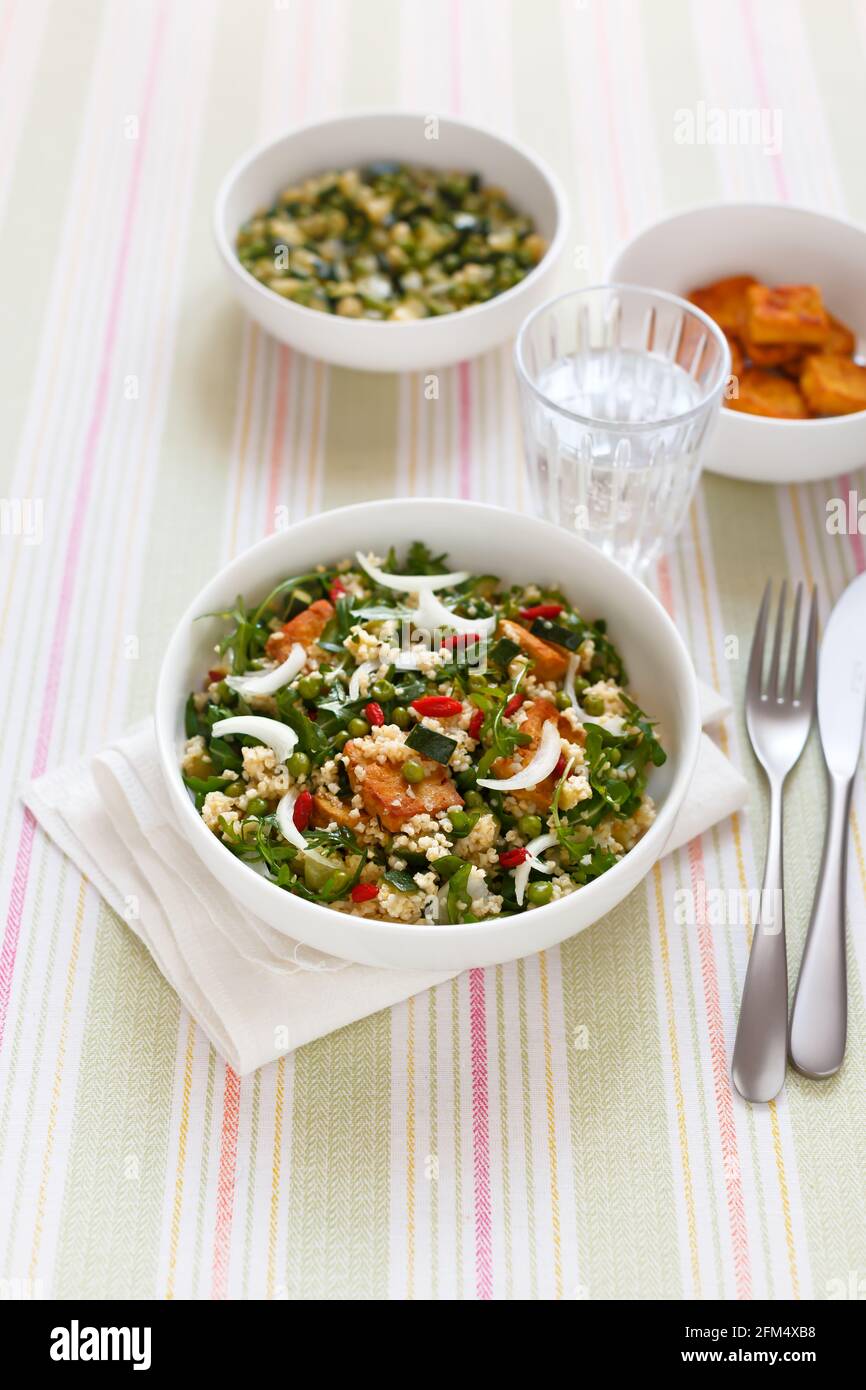 Insalata di miglio con insalata di zucchini di paprika tofu e piselli Foto Stock