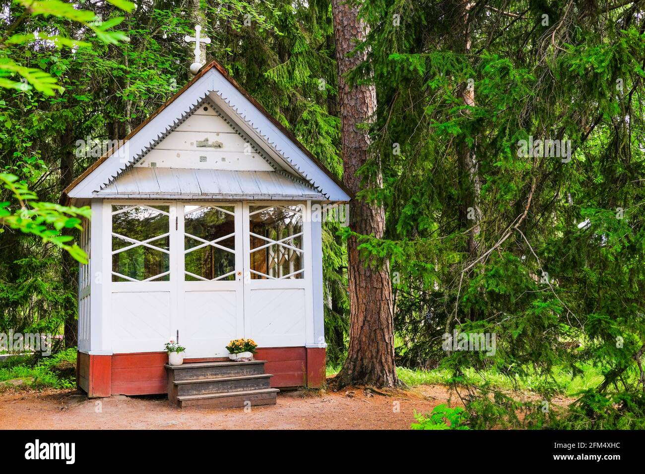 Finlandia, Kotka: Langinkoski rapido sul fiume Kumi. Piccola chiesa ortodossa nella foresta. Foto Stock