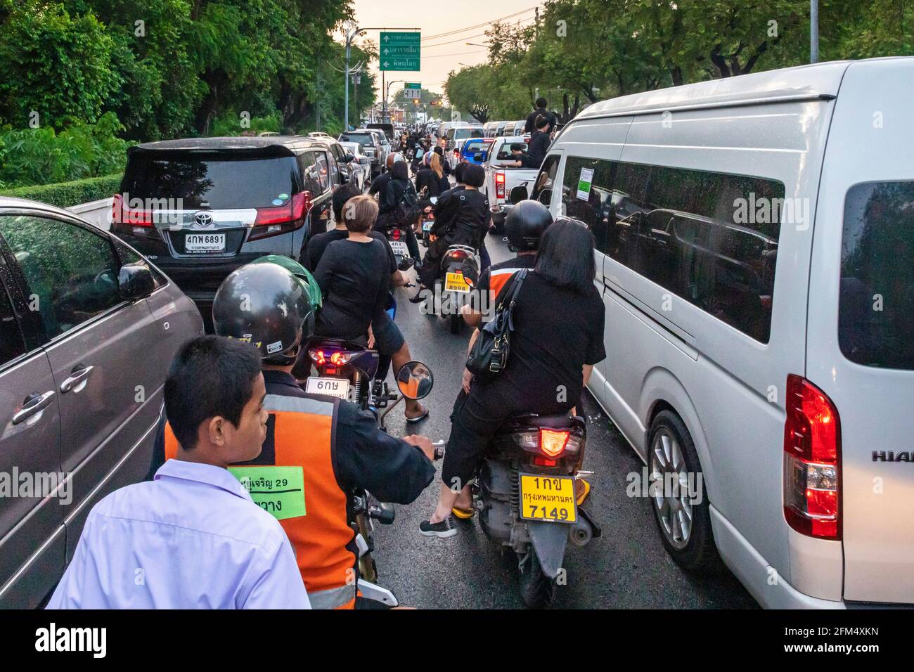 Automobili e motocicli in ingorgo di traffico andando ai funerali di Re Rama IX, Bangkok, Thailandia Foto Stock