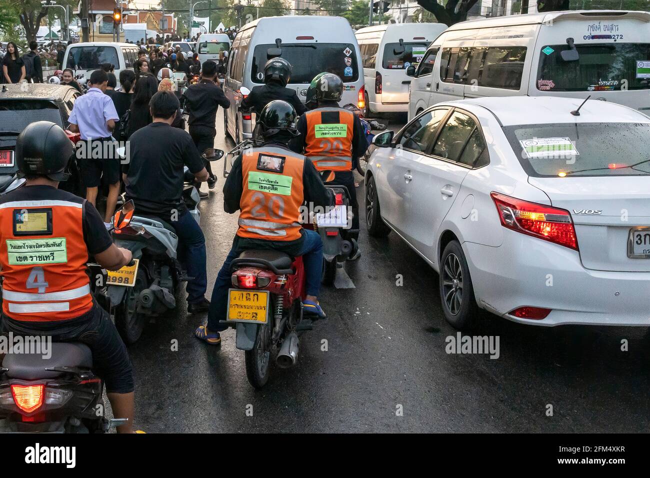 Automobili e motocicli in ingorgo di traffico andando ai funerali di Re Rama IX, Bangkok, Thailandia Foto Stock