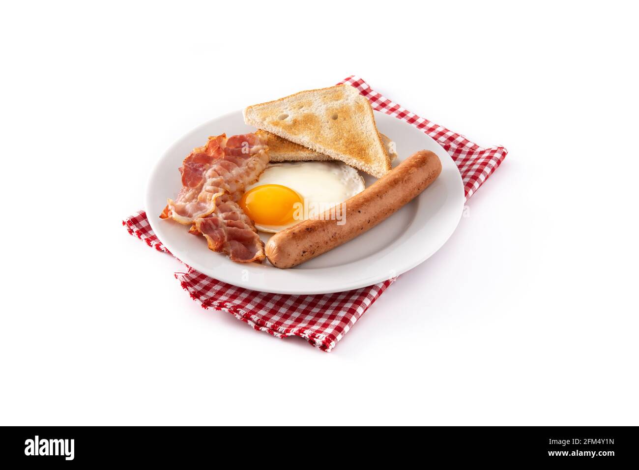 Colazione all'americana tradizionale con uova fritte, pane tostato, pancetta e salsiccia isolati sfondo bianco Foto Stock