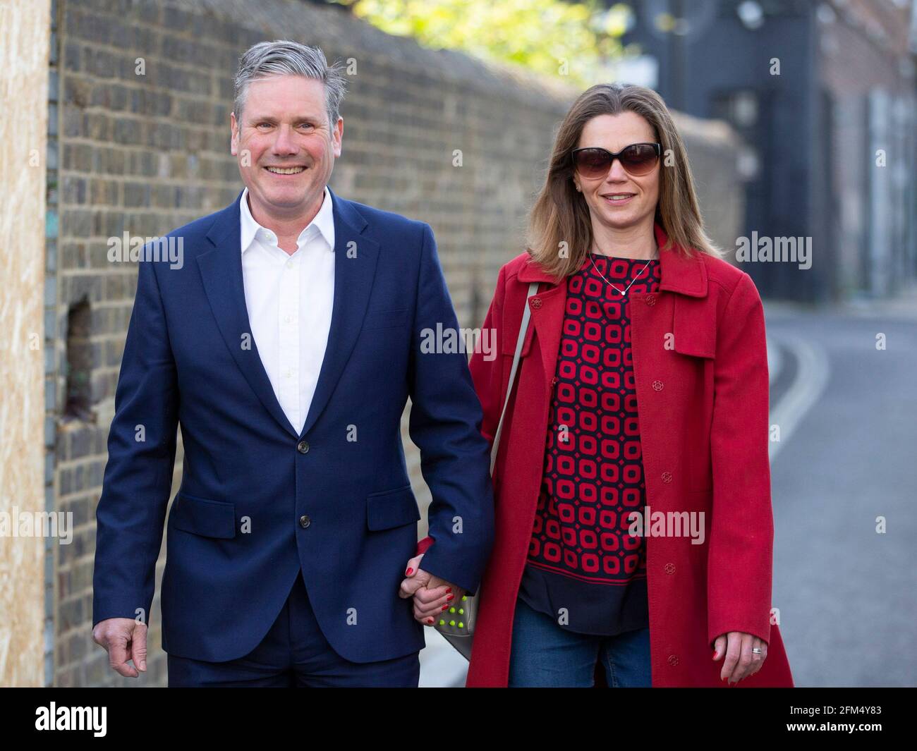 Il leader del lavoro Sir Keir Starmer e la moglie Victoria partono a piedi per la loro stazione di polling locale il 6 maggio 2021, a North London, Regno Unito Foto Stock