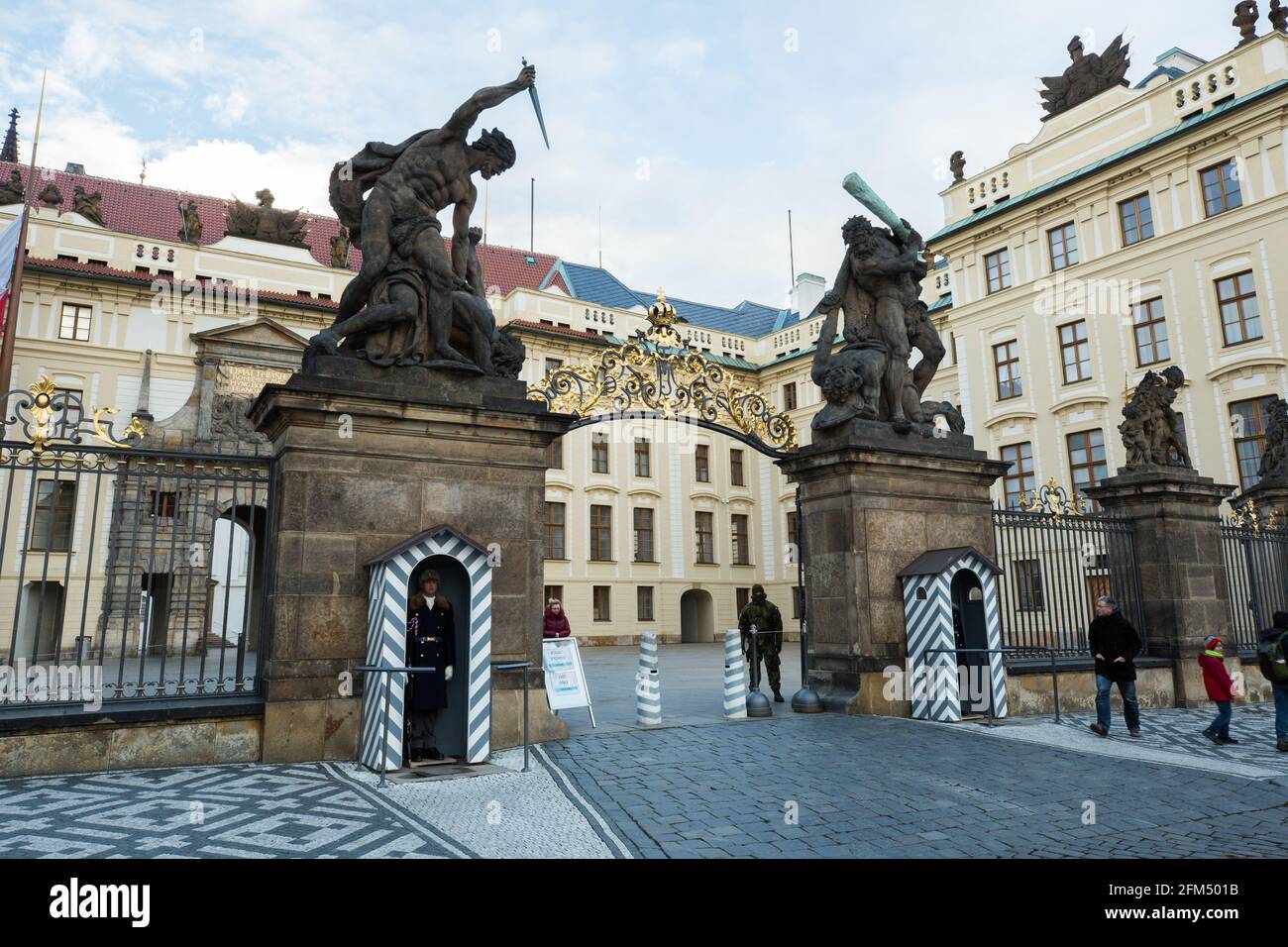 Ingresso al Castello di Praga con casseforti e archi monumentali e statue in Piazza Hradcanske Praga, repubblica Ceca Foto Stock