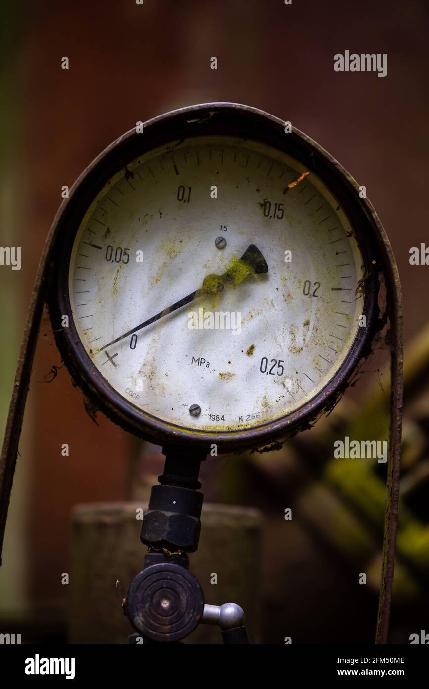 Manometro su un impianto illegale per la produzione di lucentezza (alcool). Foto scattata in condizioni di scarsa illuminazione. Foto Stock