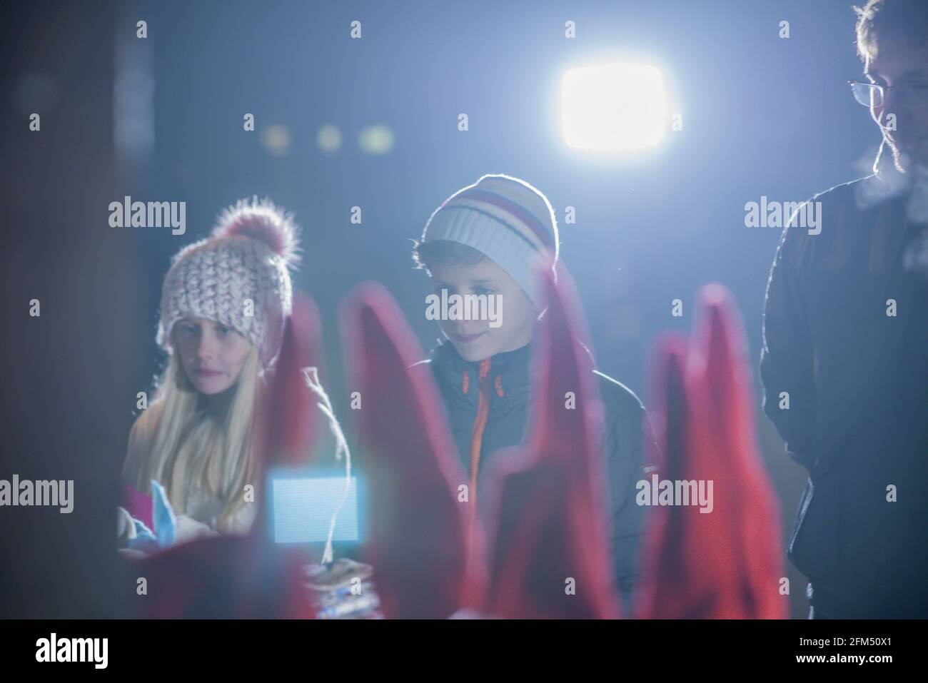 DOMZALE, SLOVENIA - 23 Dic 2018: Giovane famiglia con bambini che acquista allo stand di Natale la fredda sera di dicembre Foto Stock