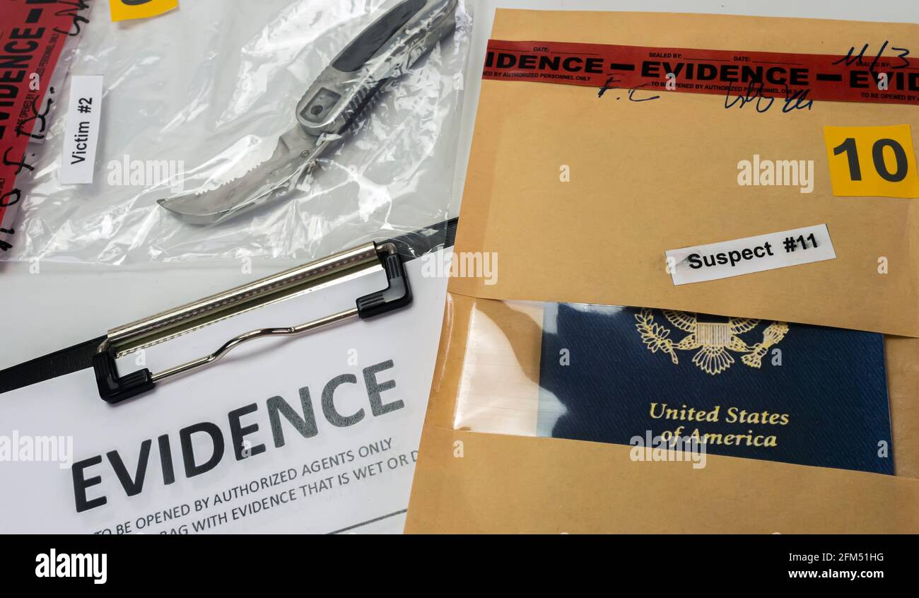 Coltello e passaporto americano in palla di prova di laboratorio di crimine, immagine concettuale Foto Stock