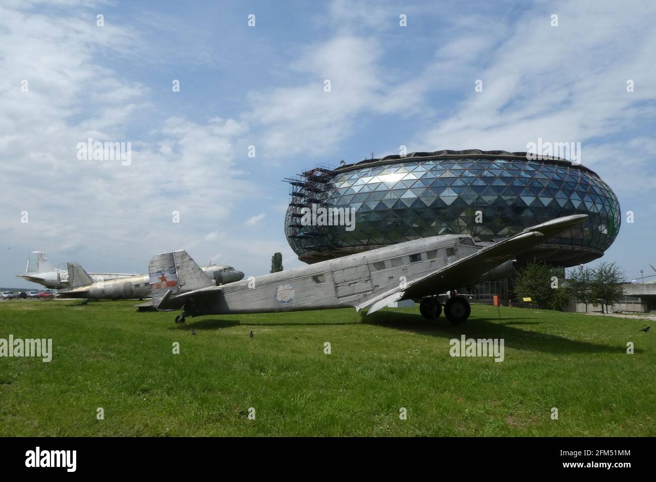 BELGRADO, SERBIA - 19 maggio 2019: Belgrado, Serbia, 19 maggio 2019. - Museo Aeronautico Belgrado con vecchi aerei arrugginiti di fronte Foto Stock