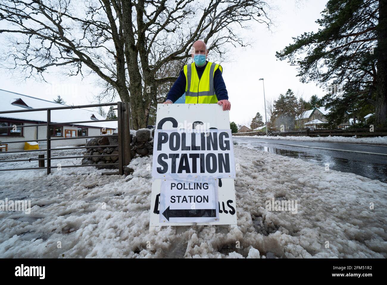 Dalwhinnie, Scozia, Regno Unito. 6 maggio 2021. Pernottamento neve in alla stazione di polling nel municipio del villaggio di Dalwhinnie nelle Highlands scozzesi. Oggi i cittadini vanno alle urne in Scozia per eleggere nuovi deputati del Parlamento scozzese. PIC; responsabile dell'informazione per la stazione di polling, Bill Carr, che lavora oggi alla Dalwhinnie Village Hall. Iain Masterton/Alamy Live News Foto Stock