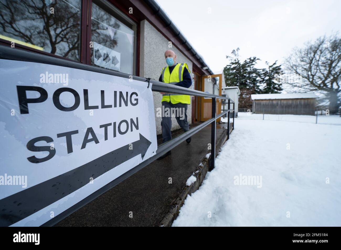 Dalwhinnie, Scozia, Regno Unito. 6 maggio 2021. Pernottamento neve in alla stazione di polling nel municipio del villaggio di Dalwhinnie nelle Highlands scozzesi. Oggi i cittadini vanno alle urne in Scozia per eleggere nuovi deputati del Parlamento scozzese. PIC; responsabile dell'informazione per la stazione di polling, Bill Carr, che lavora oggi alla Dalwhinnie Village Hall. Iain Masterton/Alamy Live News Foto Stock