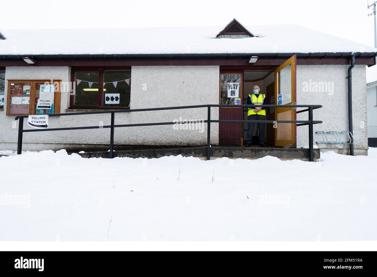 Dalwhinnie, Scozia, Regno Unito. 6 maggio 2021. Pernottamento neve in alla stazione di polling nel municipio del villaggio di Dalwhinnie nelle Highlands scozzesi. Oggi i cittadini vanno alle urne in Scozia per eleggere nuovi deputati del Parlamento scozzese. PIC; responsabile dell'informazione per la stazione di polling, Bill Carr, che lavora oggi alla Dalwhinnie Village Hall. Iain Masterton/Alamy Live News Foto Stock
