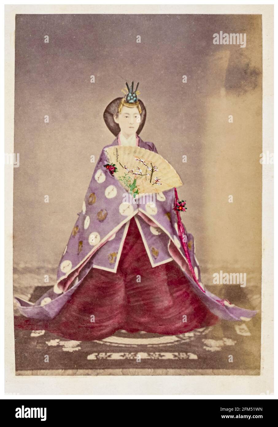 Imperatrice Shōken (1849-1914) (imperatrice Haruko), imperatrice Consort del Giappone (1869-1912) in abito tradizionale, fotografia ritratto di Felice Beato o Baron Raimund von Stillfried, 1869-1880 Foto Stock