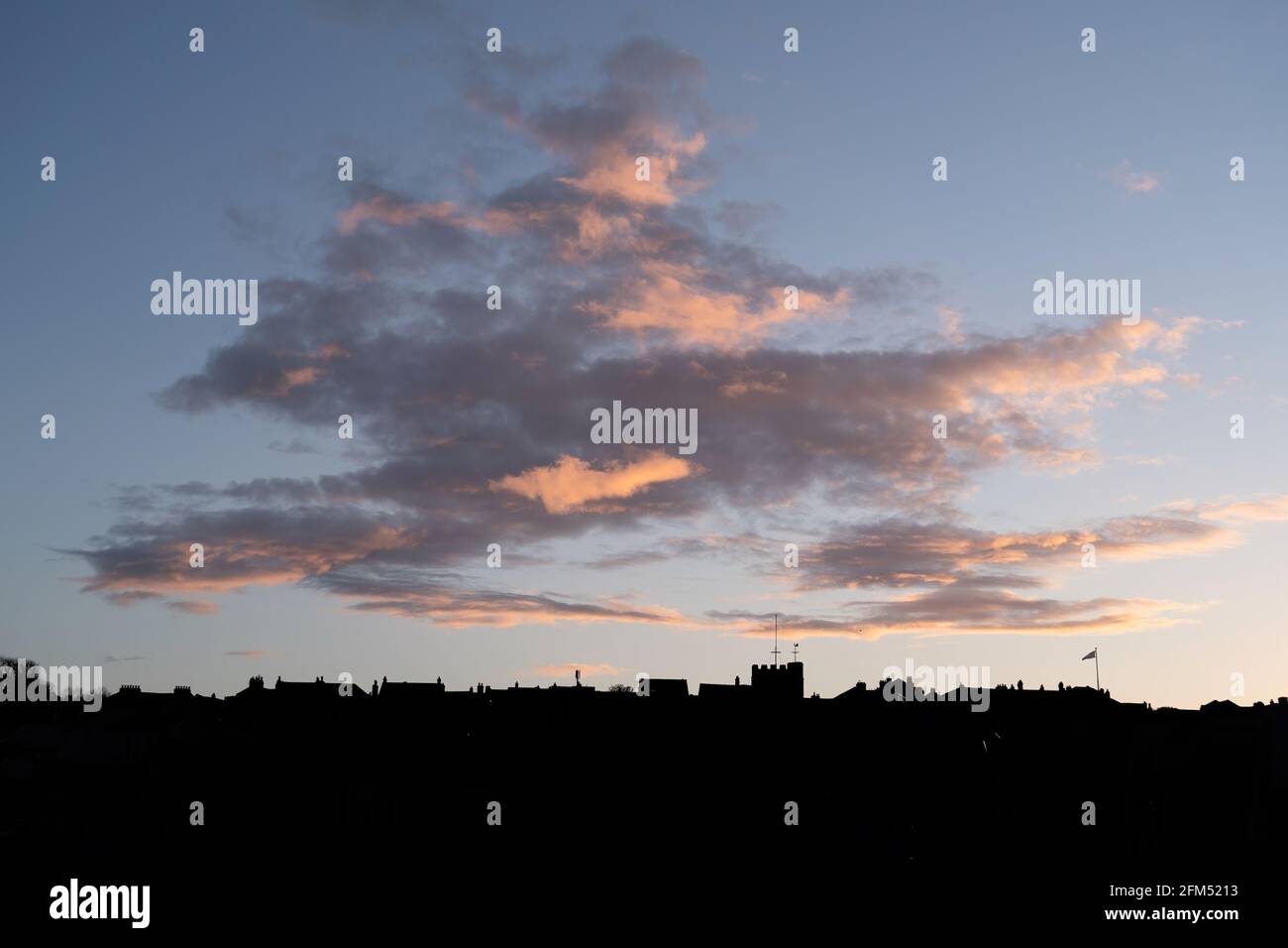 Bideford, Devon, Inghilterra. Skyline serale con cielo rosso e nuvole. Foto Stock