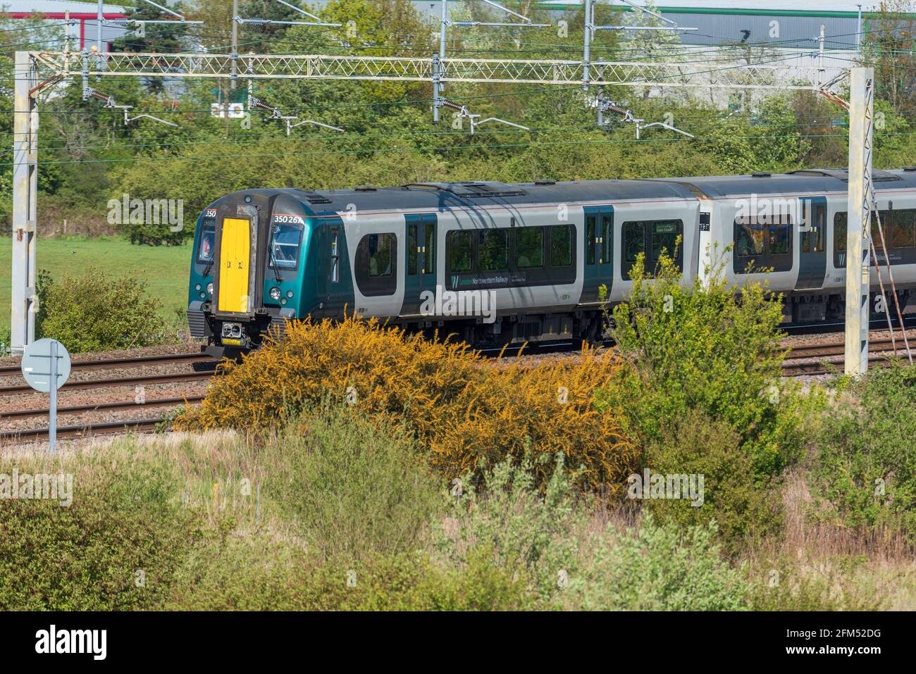 Un treno dell'EMU nord-occidentale di Londra Classe 350 gestito da treni delle West Midlands raffigurati a Ditton vicino a Widnes sulla West Coast Main Line. Foto Stock