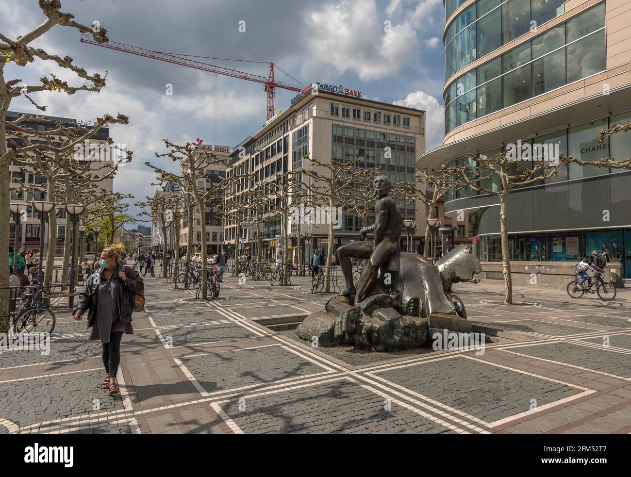 David e la scultura di Goliath di Richard Hess sulla zona pedonale Zeil, Francoforte, Germania Foto Stock