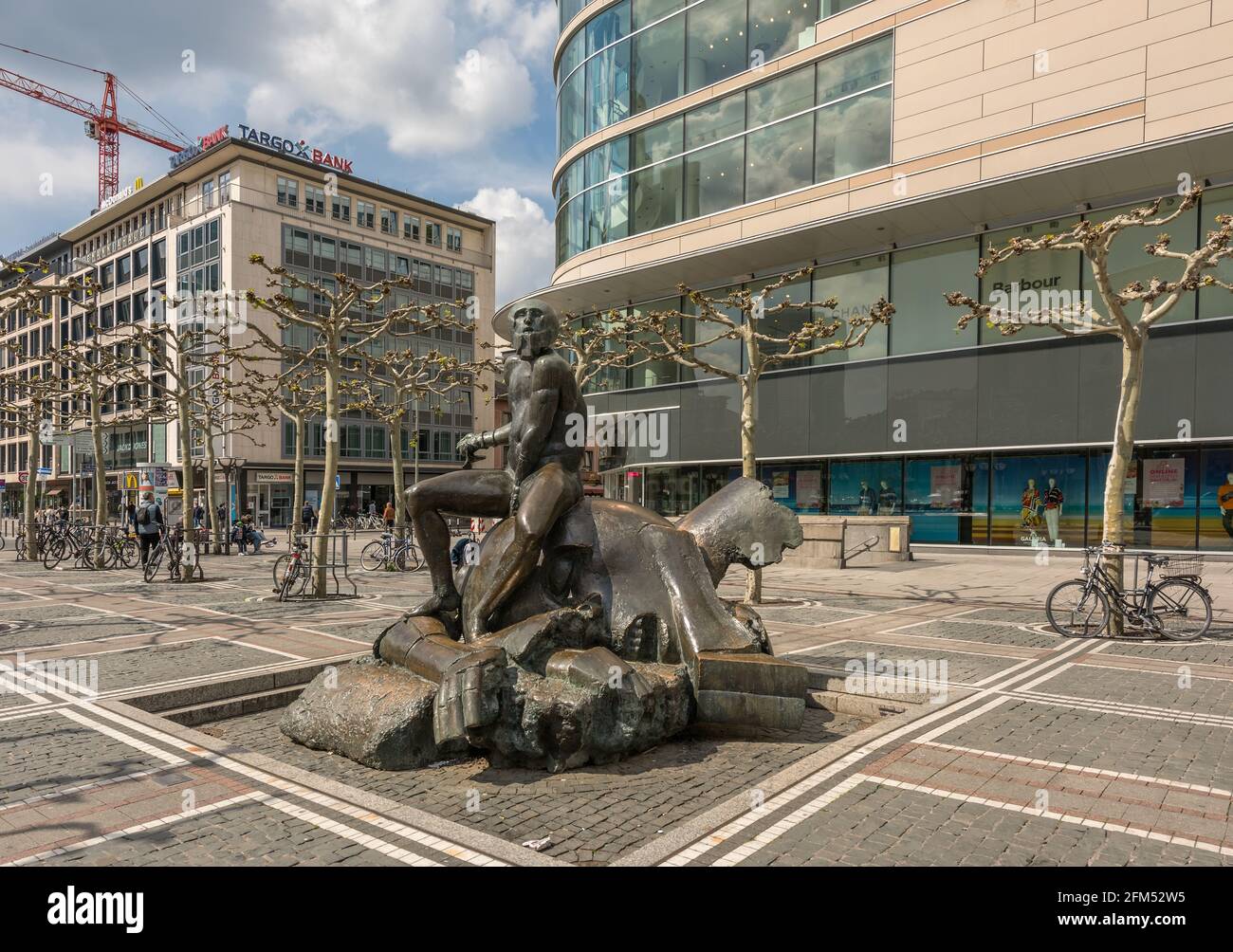 David e la scultura di Goliath di Richard Hess sulla zona pedonale Zeil, Francoforte, Germania Foto Stock