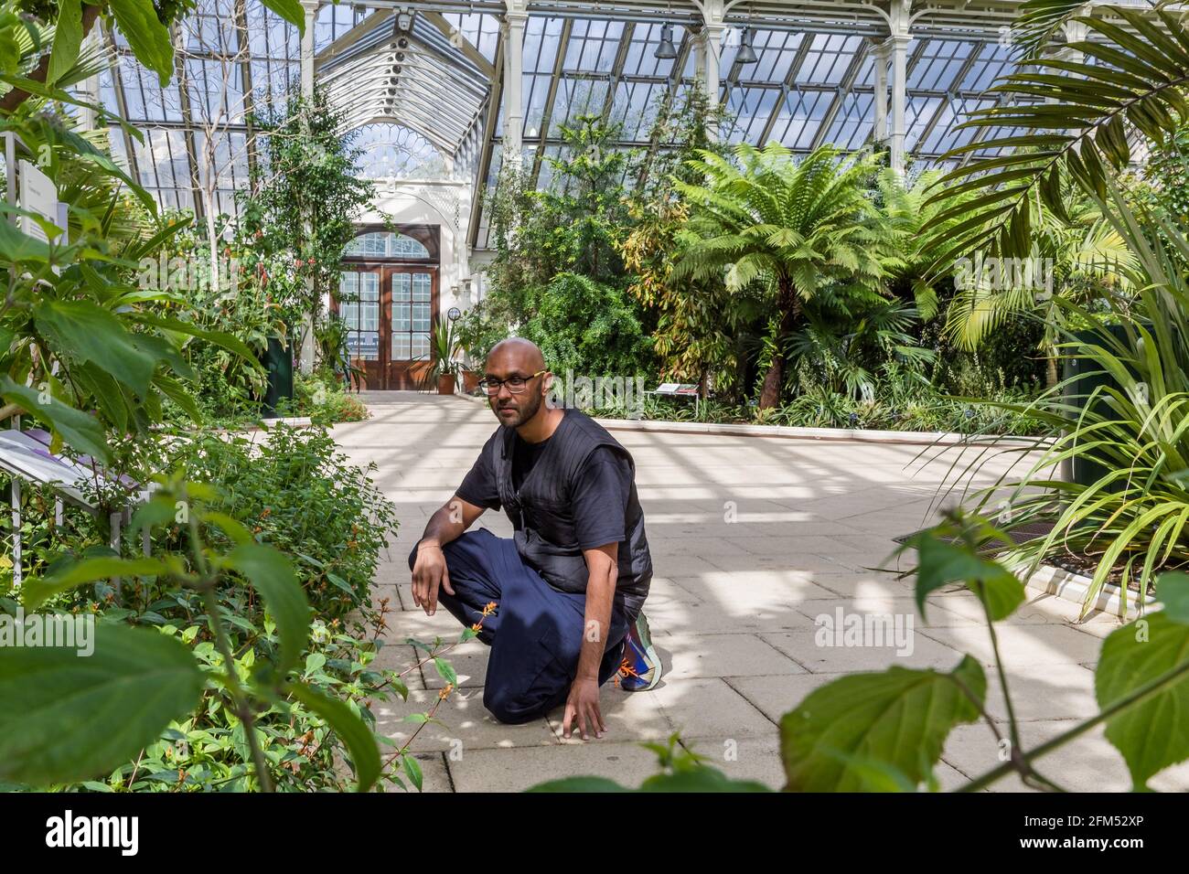 Kew Gardens, Richmond, Regno Unito. 6 maggio 2021. Estate a Kew: Mondo segreto delle piante. Jason Singh, musicista botanico e beatboxer, ha utilizzato la tecnologia dei biodati per registrare i segnali elettrici delle piante, trasformandole in splendide canzoni di sopravvivenza nell'iconica Tempperate House. Credit: amanda Rose/Alamy Live News Foto Stock