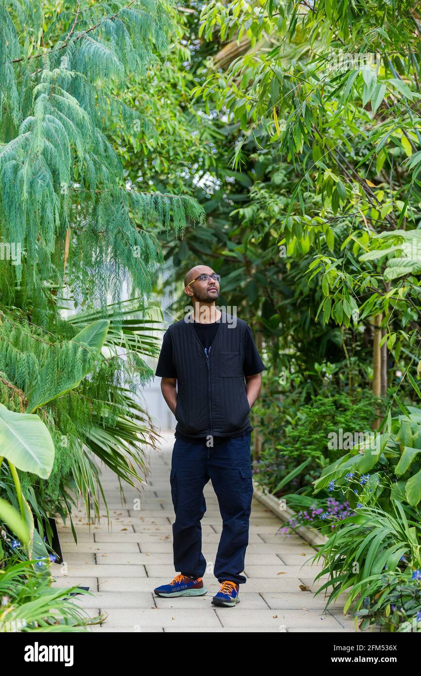 Kew Gardens, Richmond, Regno Unito. 6 maggio 2021. Estate a Kew: Mondo segreto delle piante. Jason Singh, musicista botanico e beatboxer, ha utilizzato la tecnologia dei biodati per registrare i segnali elettrici delle piante, trasformandole in splendide canzoni di sopravvivenza nell'iconica Tempperate House. Credit: amanda Rose/Alamy Live News Foto Stock