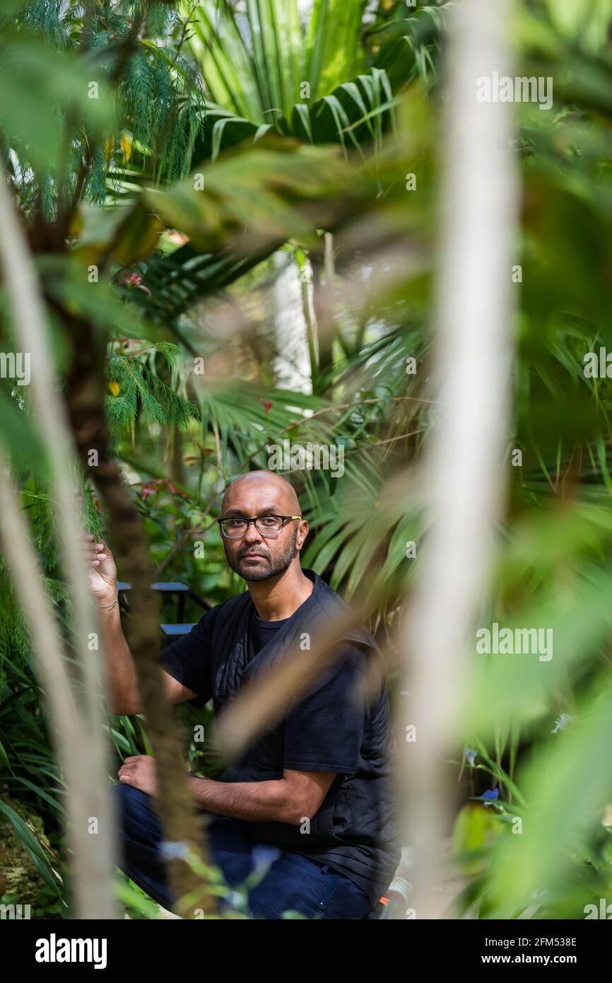 Kew Gardens, Richmond, Regno Unito. 6 maggio 2021. Estate a Kew: Mondo segreto delle piante. Jason Singh, musicista botanico e beatboxer, ha utilizzato la tecnologia dei biodati per registrare i segnali elettrici delle piante, trasformandole in splendide canzoni di sopravvivenza nell'iconica Tempperate House. Credit: amanda Rose/Alamy Live News Foto Stock