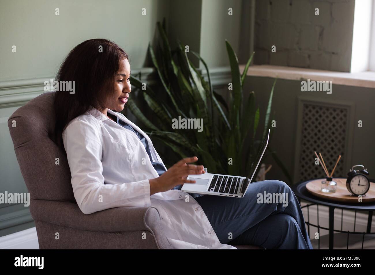 Conferenza video con il paziente su infermiere afroamericano. Formazione sulla comunicazione video, lavoro a distanza Foto Stock