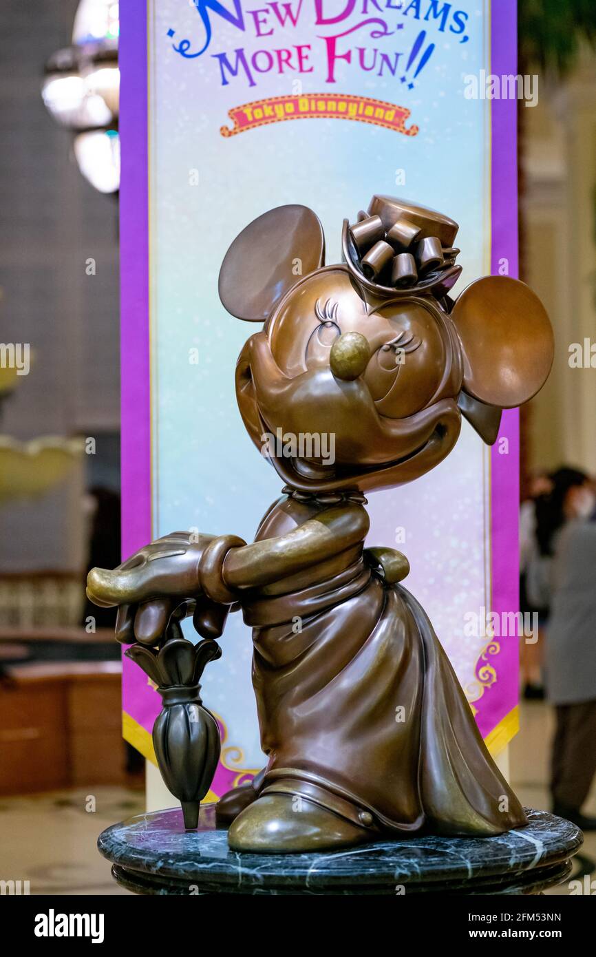 URAYASU, CHIBA, GIAPPONE - Set 25, 2020: Una statua di bronzo di Minnie mouse al Tokyo Disney Hotel al Tokyo Disney Resort di Urayasu, Chiba, Giappone. Foto Stock