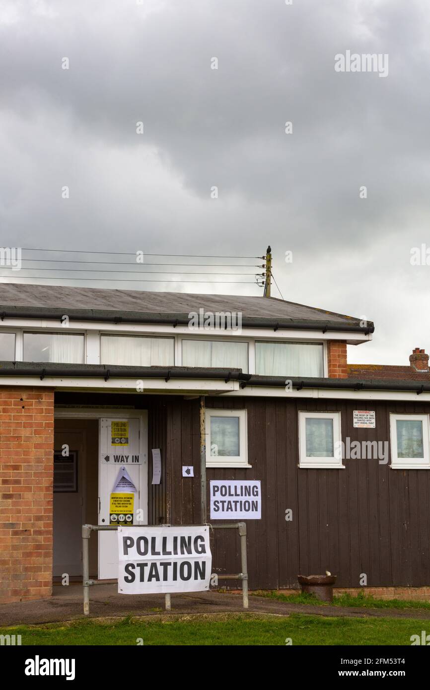 Ashford, Kent, Regno Unito. 6 maggio 2021. Giornata cupa, quando i pollers hanno colpito i seggi elettorali sotto la pioggia. Nuvole di pioggia sopra la stazione di polling del municipio di Hamstreet. Photo Credit: Paul Lawrenson /Alamy Live News Foto Stock