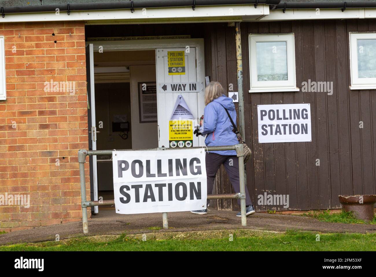 Ashford, Kent, Regno Unito. 6 maggio 2021. Giornata cupa, quando i pollers hanno colpito i seggi elettorali sotto la pioggia. Photo Credit: Paul Lawrenson /Alamy Live News Foto Stock