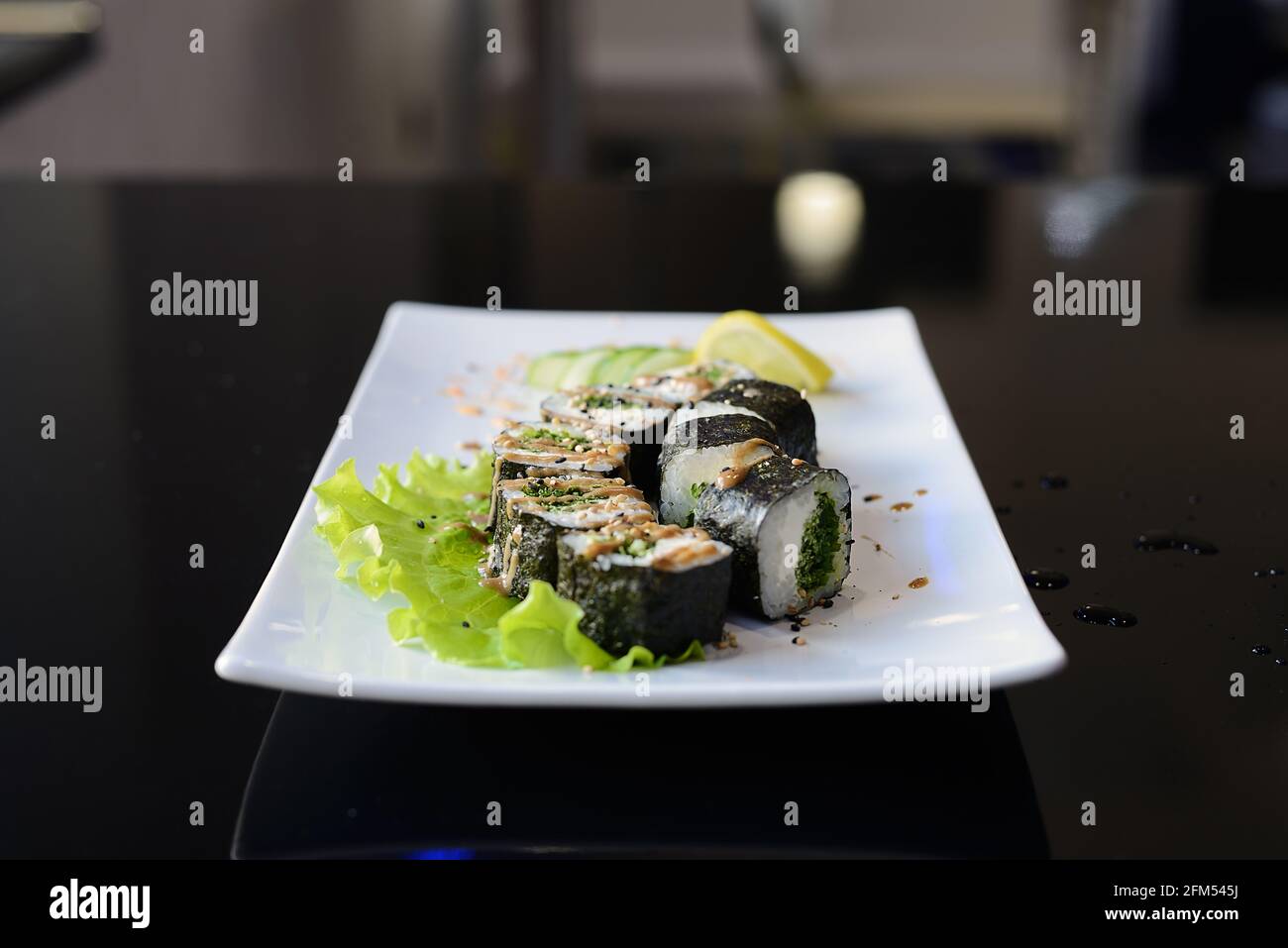 Panini al sushi su piatto bianco. Cibo giapponese. Foto Stock