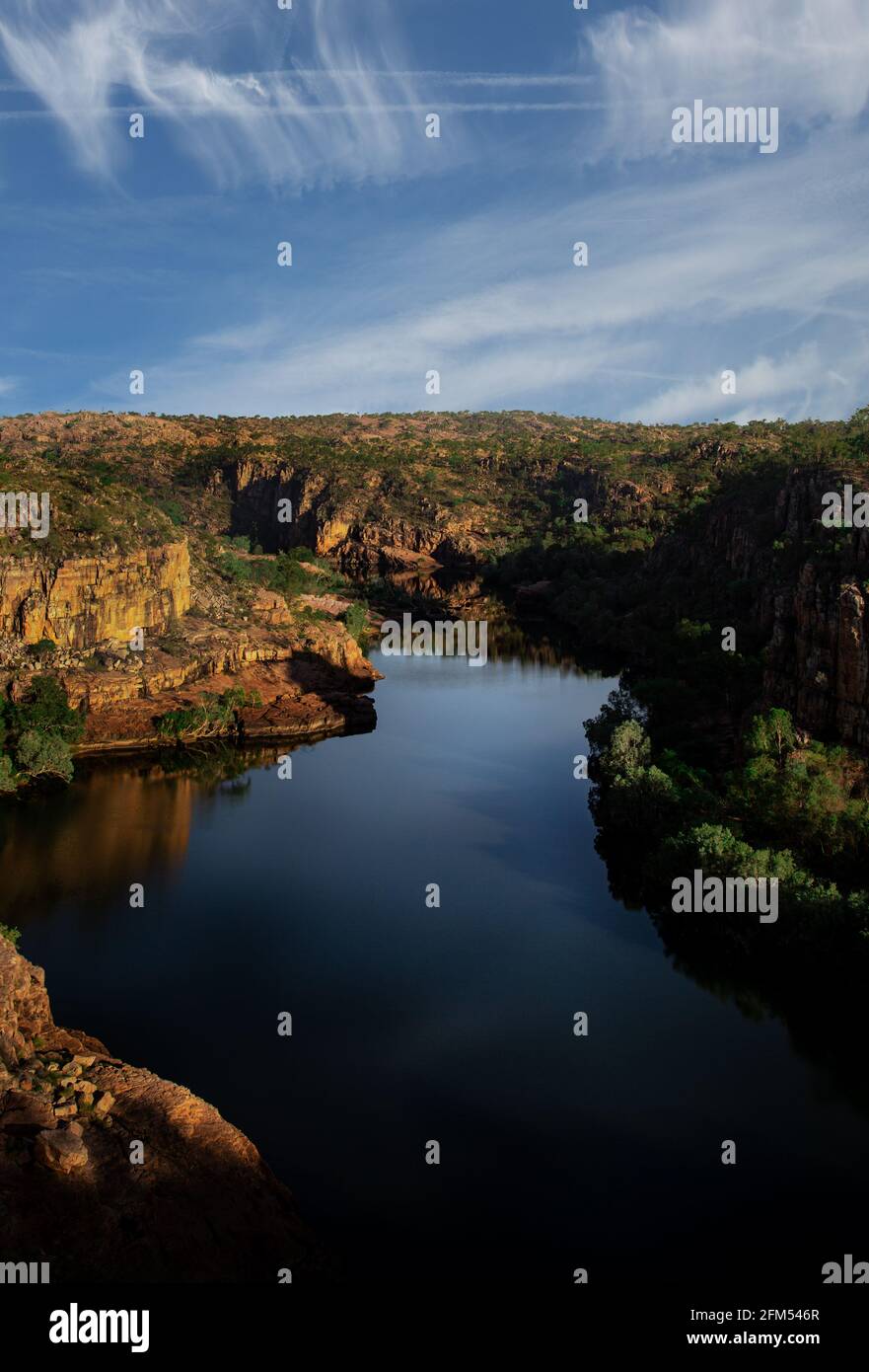 Paesaggio del fiume con cielo blu in Katherine Gorge nel Parco Nazionale di Nitmiluk, Northern Territory, Australia Foto Stock