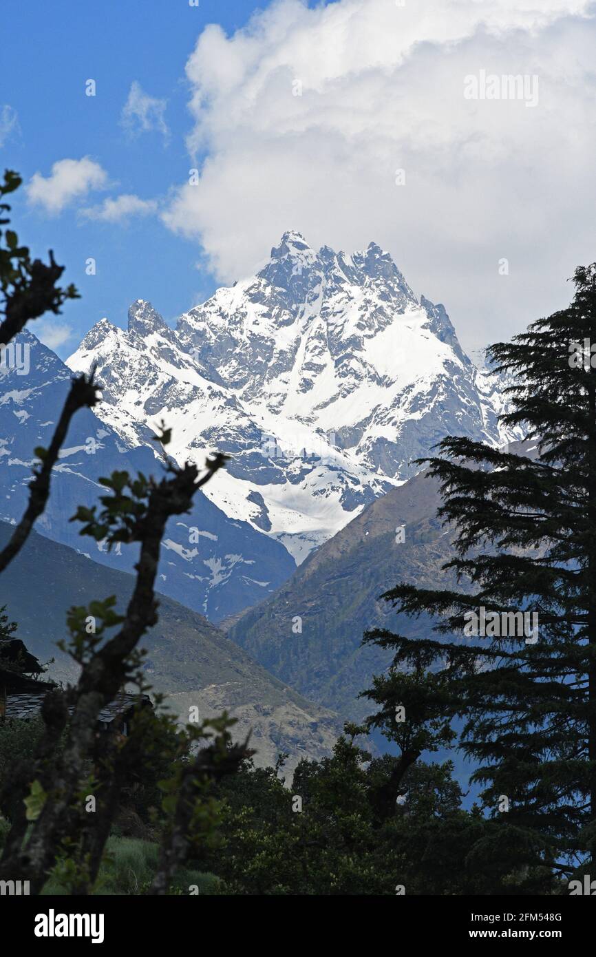 Vista dello Swargarohini un massiccio montano nella catena Saraswati del Garhwal Himalaya, India Foto Stock