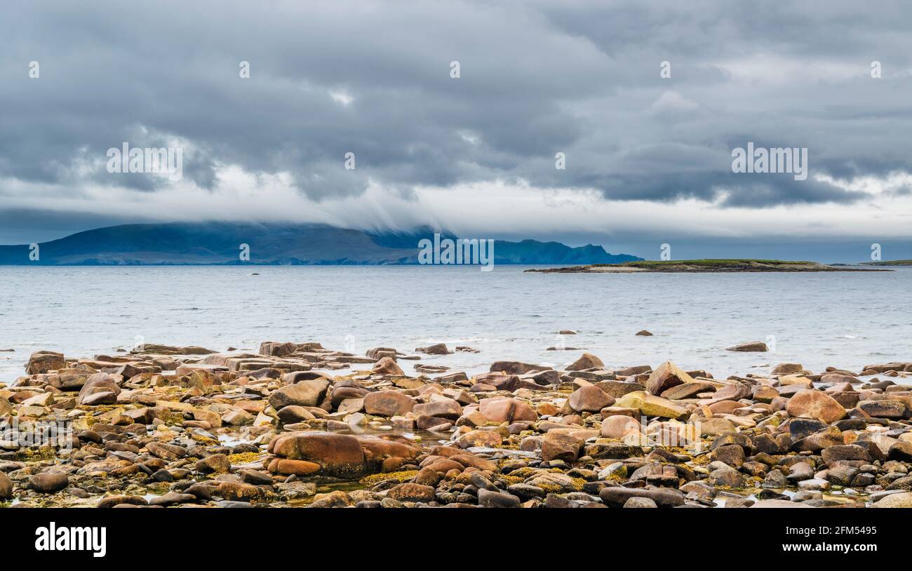 Vista verso Achill Island da Falmore (An Fal Mor), Penisola di Mullet, Contea di Mayo, Irlanda Foto Stock