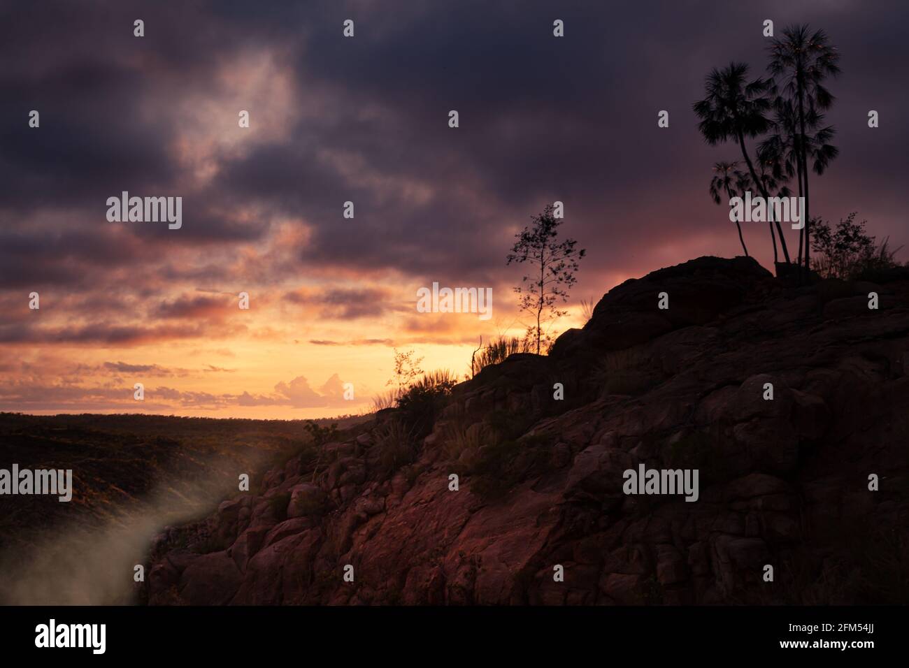 Alba nella luce drammatica sul paesaggio di Katherine Gorge e il fiume nel Nitmiluk National Park, Northern Territory, Australia Foto Stock