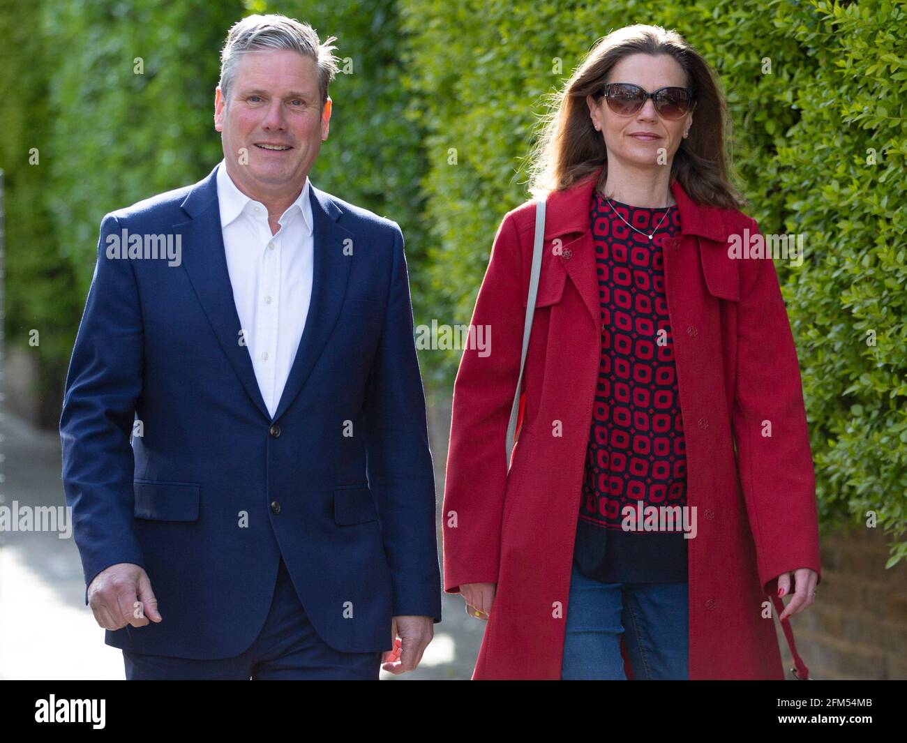 Il leader del lavoro Sir Keir Starmer e la moglie Victoria partono a piedi per la loro stazione di polling locale il 6 maggio 2021, a North London, Regno Unito Foto Stock