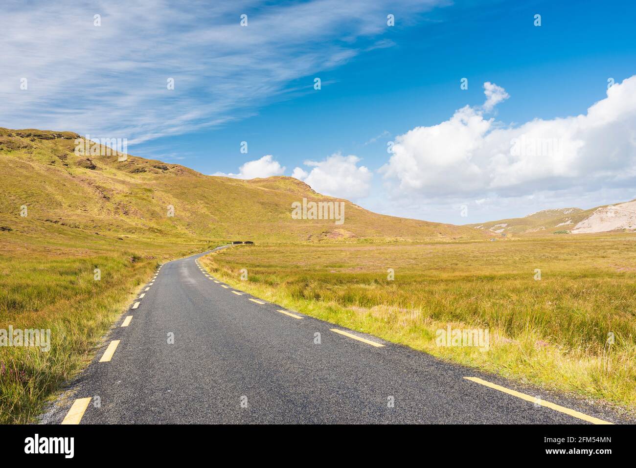 Strada di campagna attraverso la catena montuosa di Derryveagh a Barnanageeha, Contea di Donegal, Irlanda Foto Stock