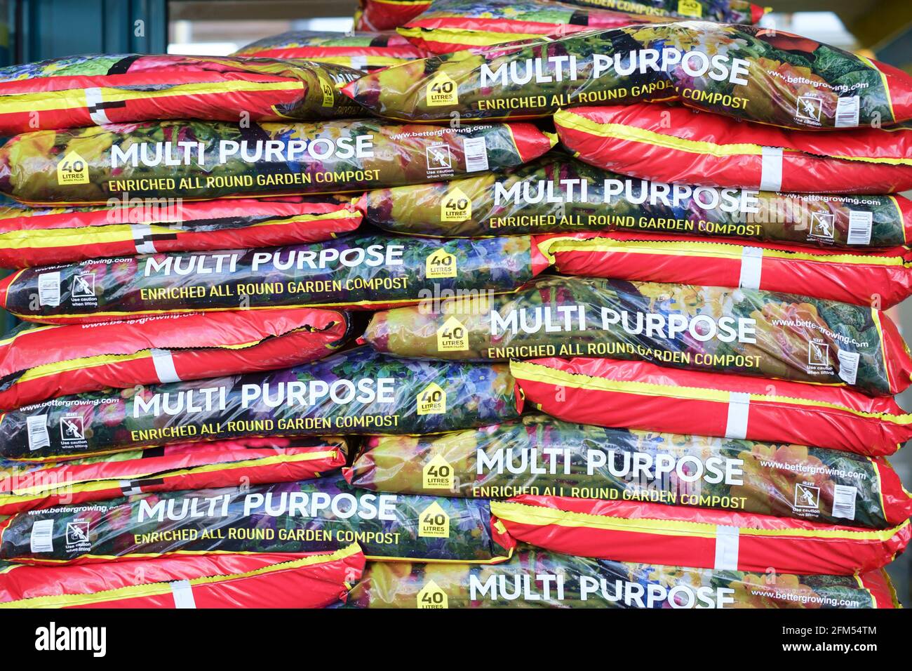 Una pila di sacchetti di composto multiuso Foto Stock