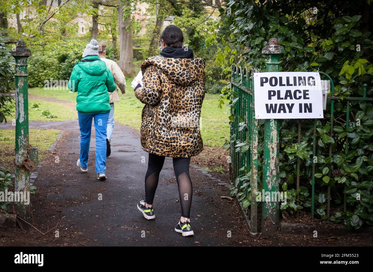 Gli elettori arrivano a votare nelle elezioni parlamentari scozzesi alla Pollokshield Burgh Hall di Glasgow. Data immagine: Giovedì 6 maggio 2021. Foto Stock