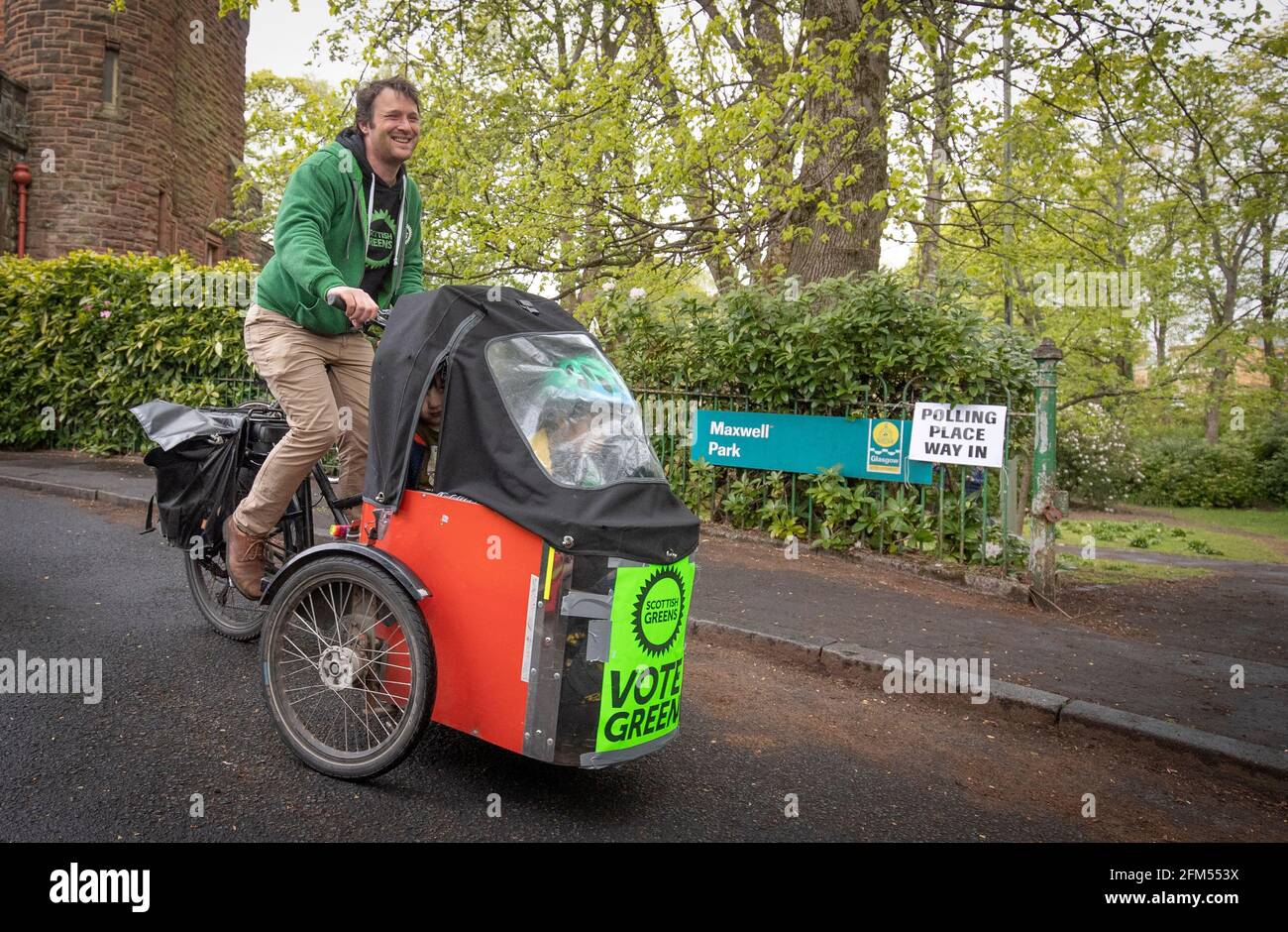Un elettore arriva per esprimere il proprio voto alle elezioni parlamentari scozzesi alla Pollokshield Burgh Hall di Glasgow. Data immagine: Giovedì 6 maggio 2021. Foto Stock