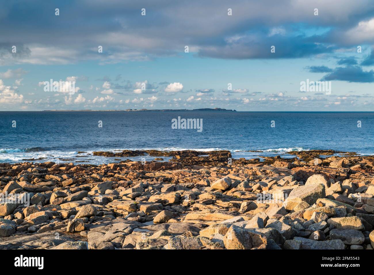 Guardando verso Tory Island da Bloody Foreland, County Donegal, Irlanda, con Donegal (Thorr) granite arancione in primo piano. Foto Stock
