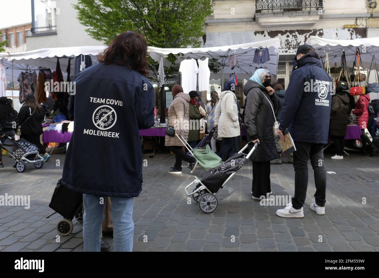 I membri del Covid-Team raffigurati durante un progetto pilota per vaccinazioni in loco presso il mercato settimanale al centro di Sint-Jans-Molenbeek - mol Foto Stock