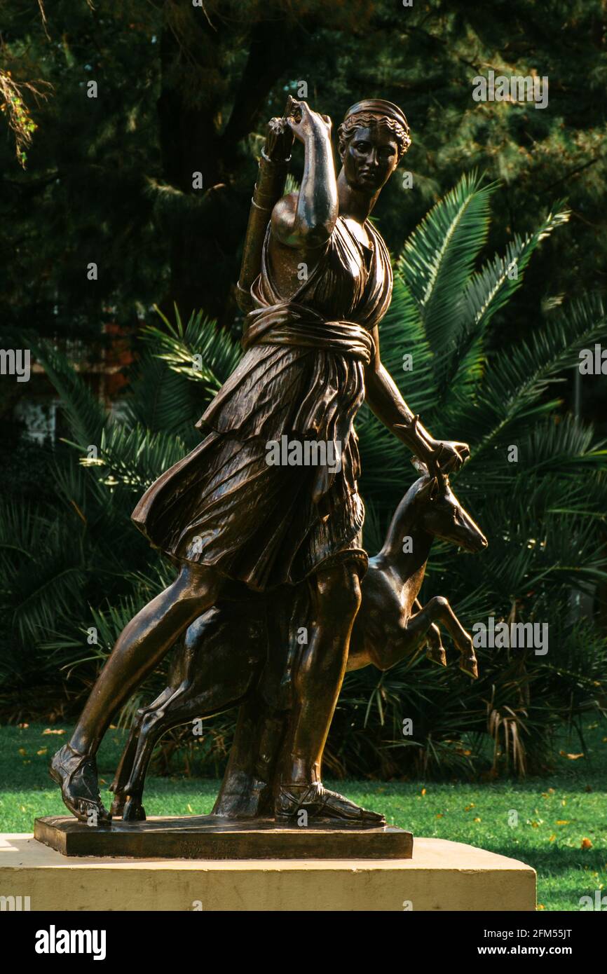 MAR DEL PLATA, ARGENTINA - 25 aprile 2021: Statua della dea Artemis-Diana la Cacciatrice in Plaza Mitre, Mar del Plata, Buenos Aires, Argentina Foto Stock