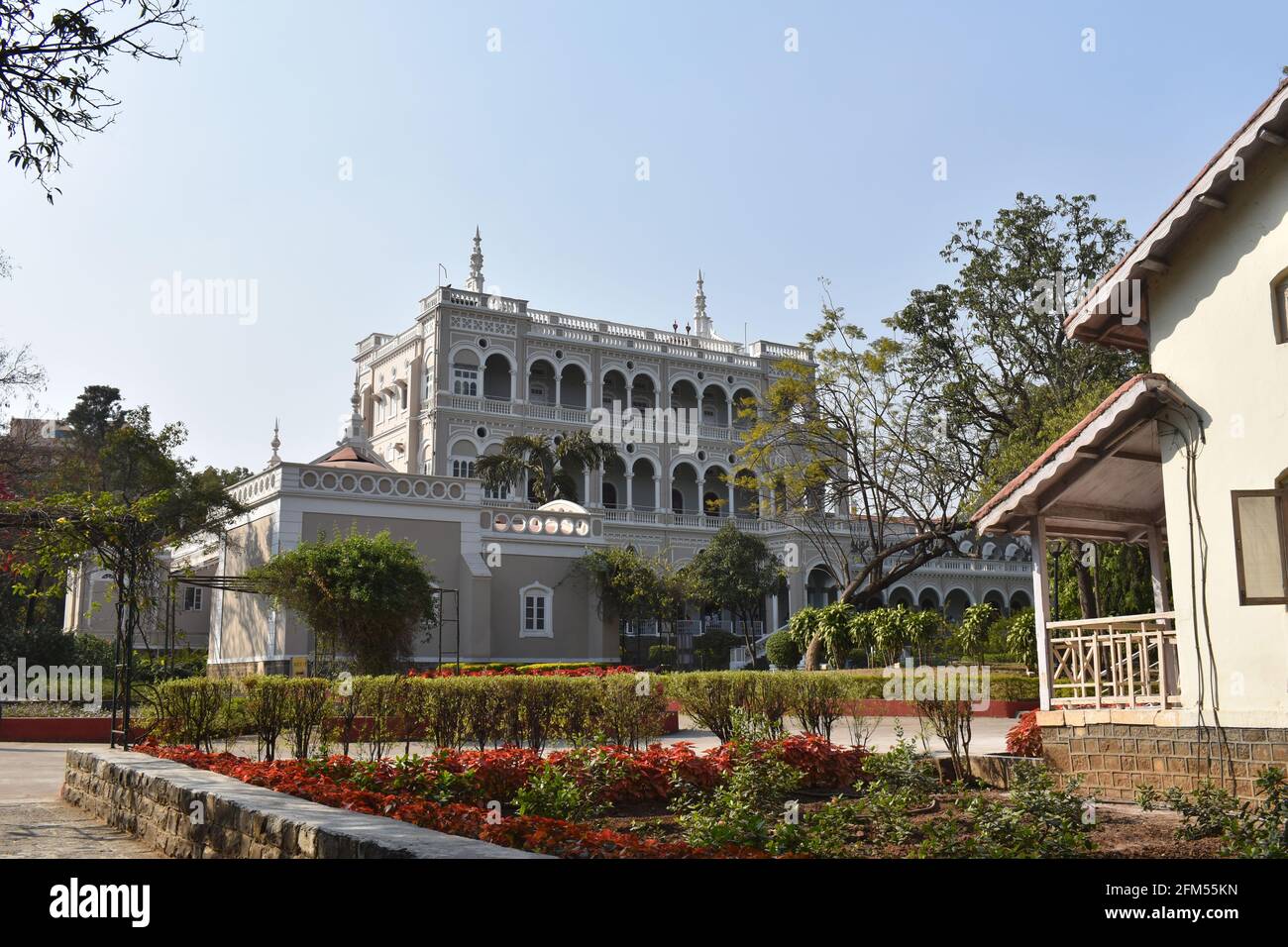L'Aga Khan Palace façade. Costruito nel 1892 dal sultano Aga Khan III, Pune, Maharashtra Foto Stock