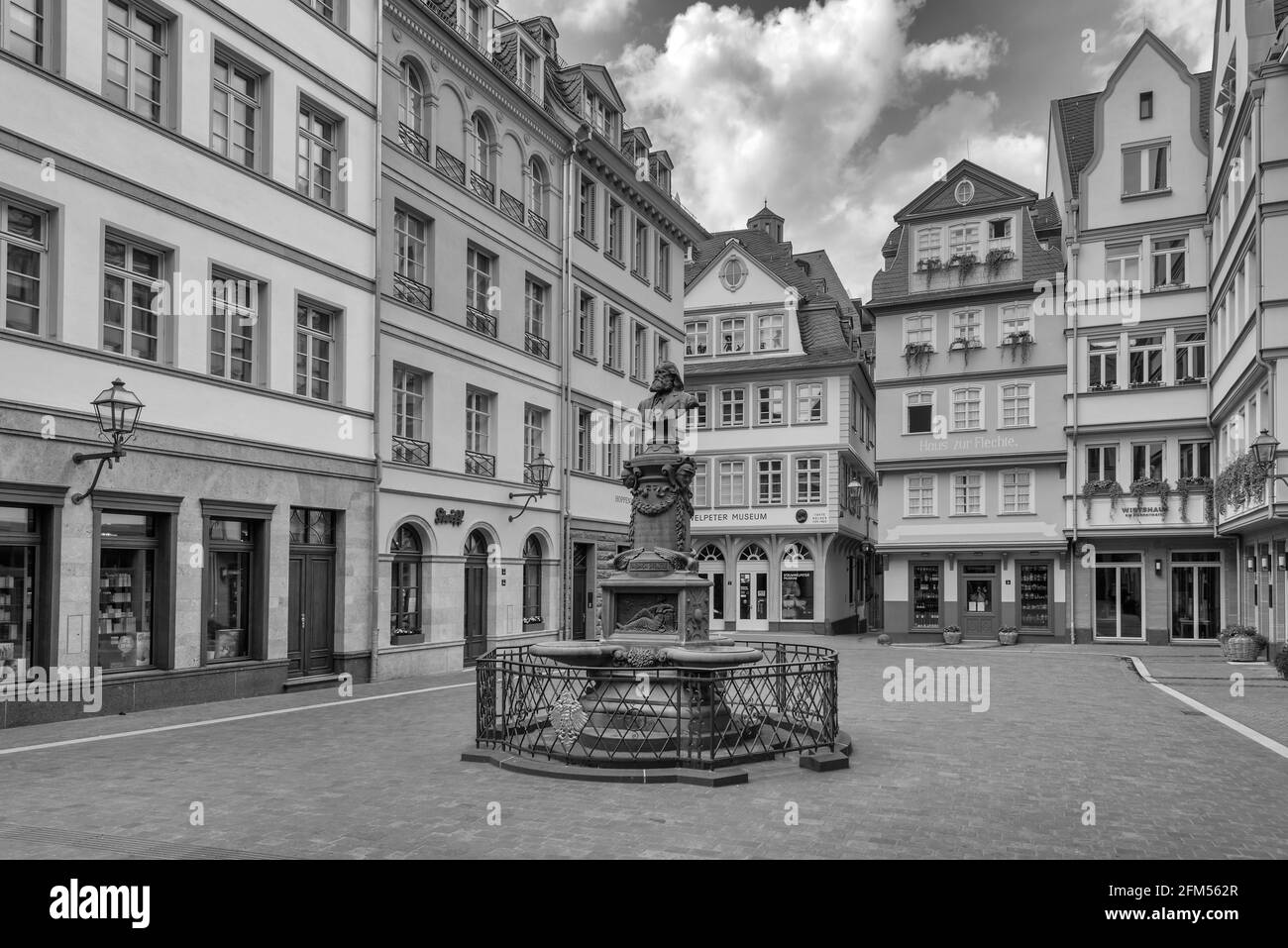 Stoltze fontana presso il mercato del pollo nel centro storico ricostruito, Francoforte, Germania Foto Stock