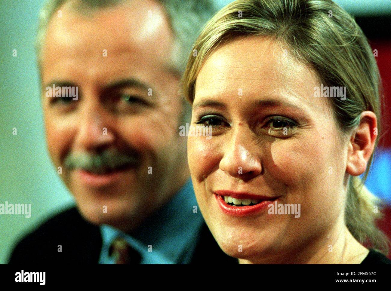 PHOTOCALL PER I PRESENTATORI DEL NUOVO SHOW MATTUTINO DELLA BBC CHIAMATO 'BREAKFAST' CHE SOSTITUIRÀ 'BREAKFAST NEWS'. FOTO SCATTATE SUL SET. JEREMY BOWEN E SOPHIE RAWORTH (VISTO IN PIC) SONO TRA I TEAM, E PRESENTERANNO LO SPETTACOLO DAL LUNEDÌ AL GIOVEDÌ. 28.9.00 PIC:GIOVANNI VOOS Foto Stock