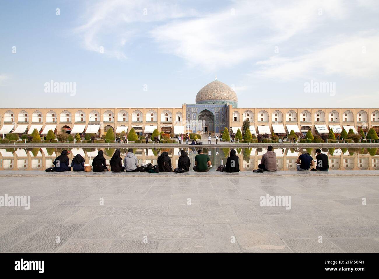 Architekturstudenten Zeichnen Scheikh-Lotfollah-Moschee am Naghshe-Jahan-Platz in Isfahan, Iran Foto Stock