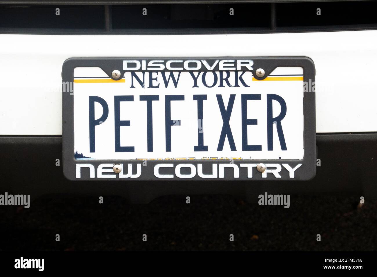PETFIX. Targa su un'auto parcheggiata di fronte all'ufficio di un veterinario. A Queens, New York Foto Stock