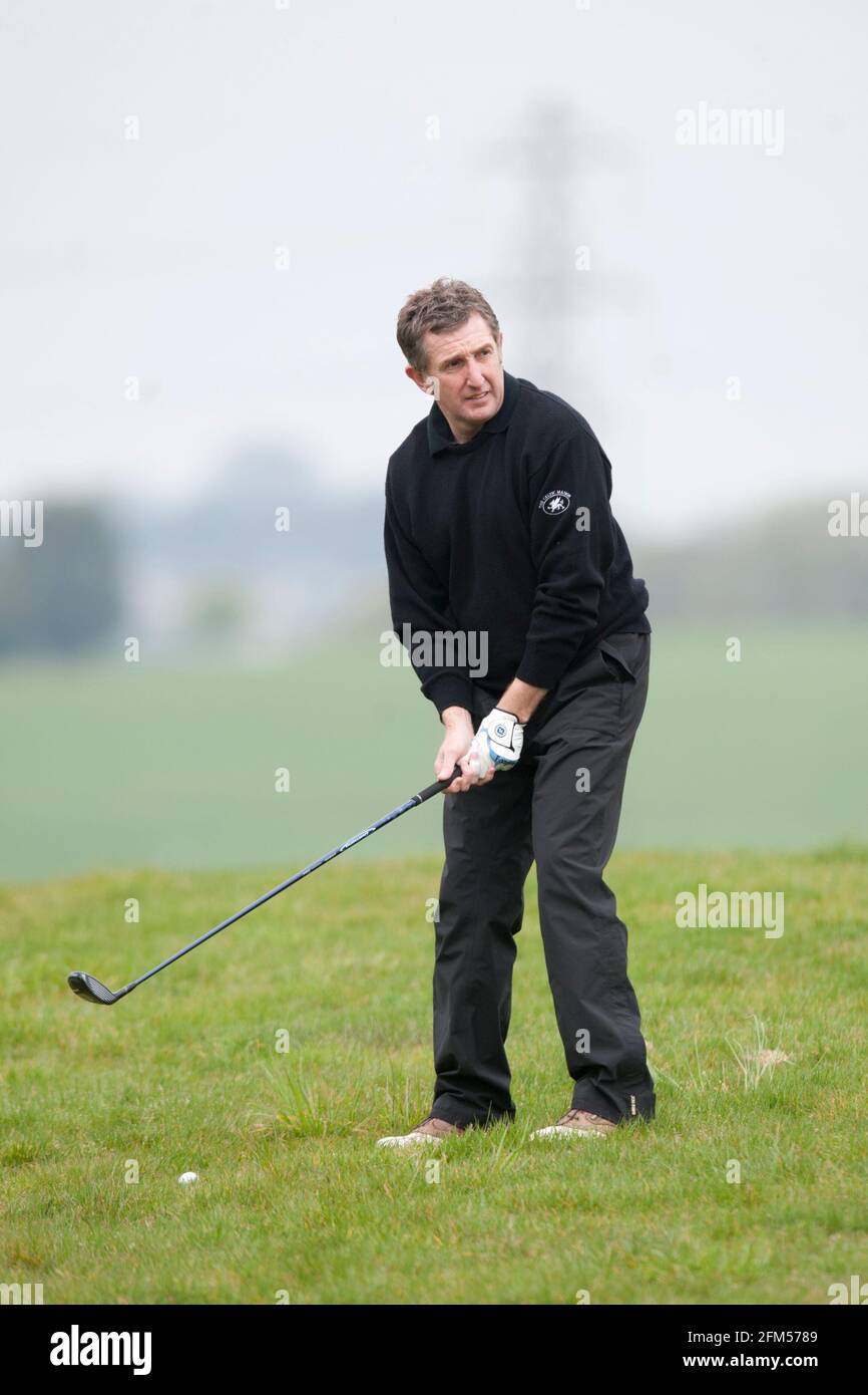 La leggenda del rugby del Galles e il pundit televisivo Jonathan Davies che gioca a golf Foto Stock