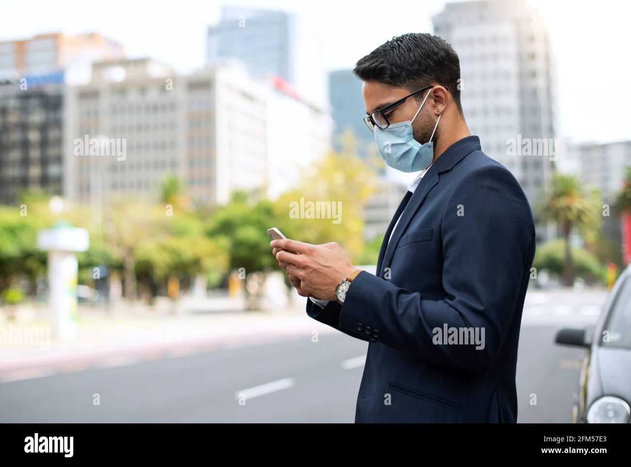 Giovane imprenditore nella città Foto Stock