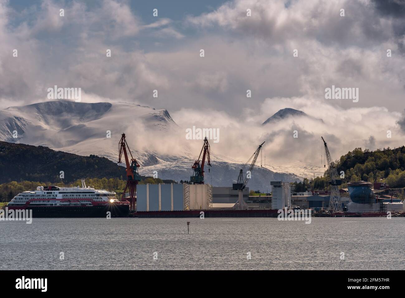 ULSTEINVIK, NORVEGIA - 2020 MAGGIO 17. Nave da crociera Artic explorer presso il cantiere navale di Ulsteinvik Norvegia Foto Stock